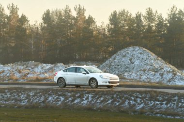 Kış kir tabakalı siyah bir SUV.