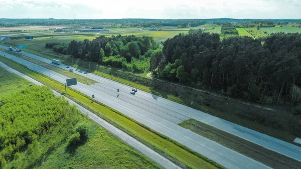 Doğa kırsal alanda yollarla kesişir.