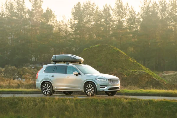 Çatı rafı kutulu aile gezisi cipi.