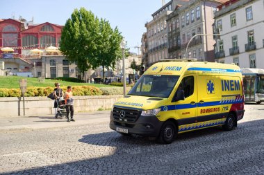 Kurtarma ambulansı 08.07.2025 Porto, Portekiz 'deki hastaya yardım etmek için yarışıyor.