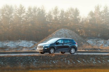 Issız kırsal yolda modern kesişme