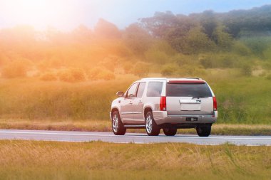 Açık kırsalda büyük bir hizmet aracı sürüyor