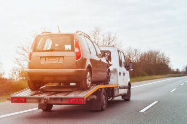 Araba kazası yapan araç çekiciyle götürüldü.