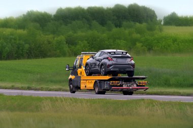 Otomatik arızaya yol yardım aracı bakıyor
