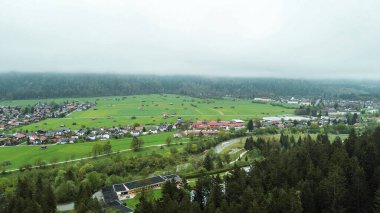 Büyüleyici manzaralı Bavyera köyü