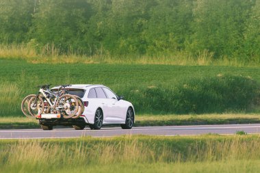 Yaz tatili, motosikletli bisiklet parkında