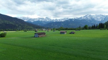 Köy evlerinin arkasındaki karlı dağ manzarası