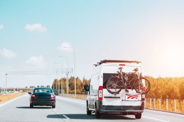 Otoyolda bisikletli bir minibüs.