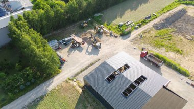 İnşaat alanını şekillendiren işçiler ve makineler