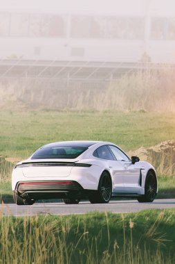 Kırsal alanda hareket eden zarif EV