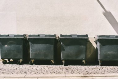 Boş çöp bidonları taş kaldırıma dizildi