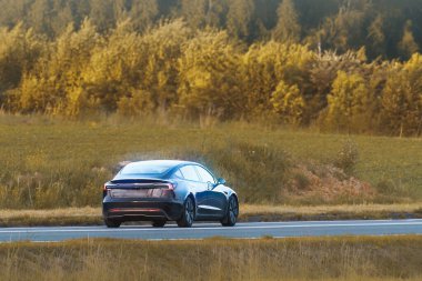 Gelecekçi elektrikli araç şarj istasyonuna doğru gidiyor.