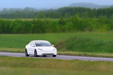 Prestijli iş arabası dışarıda sürüyor.