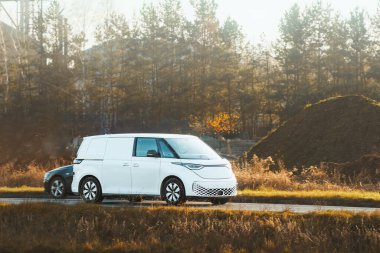 Yolcu otomobili doğal ayarda gidiyor