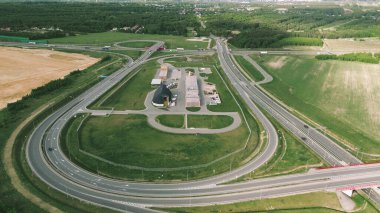 Açık kırsal alanda otoyol döngü çıkışı