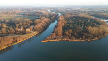 Nehir ve park manzaralı manzara şehir silüeti