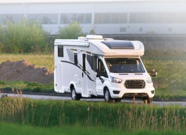 Gezgin kampçı dağlarda kırsal yolda geziniyor.