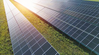 Günbatımı aydınlatma güneş enerjisi çiftliği