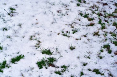 Yumuşak yüzeyi olan kış patikası