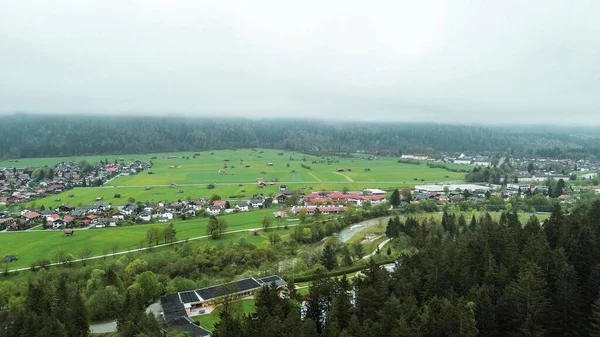 Büyüleyici manzaralı Bavyera köyü