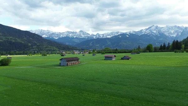 Köy evlerinin arkasındaki karlı dağ manzarası