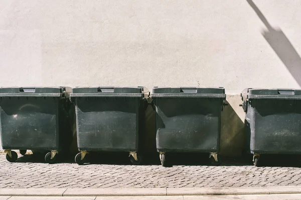 Boş çöp bidonları taş kaldırıma dizildi