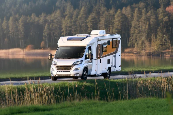 Alp çayır ve kulübelerin yanından geçen bir karavan.