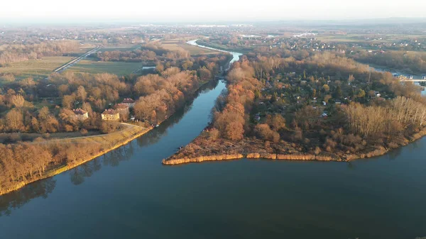 Nehir ve park manzaralı manzara şehir silüeti