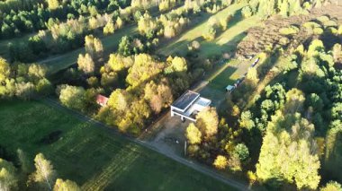 Ormanda modern mimari ev inşaatı