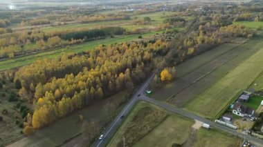 Yeşil kırsal bölge asfaltlı yola bölünür