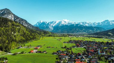 Ormanlık tepeleri olan güneşli dağlık bir bölge