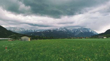 Dağ çiftçiliği arazisindeki geleneksel ahırlar