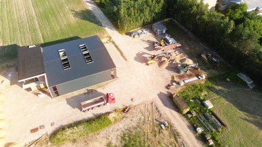 Çöp kamyonu ve malzemelerle inşaat alanı