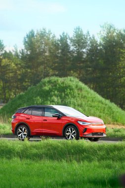 Kırsal alanda enerji tasarruflu SUV seyahat ediyor