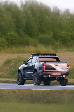 Kamyon açık kırsaldan geçiyor.