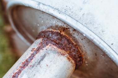 Çelik borularda oksitlenmiş egzoz eklemi