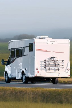 Kamp aracı doğal ortamda özgürce seyahat ediyor.