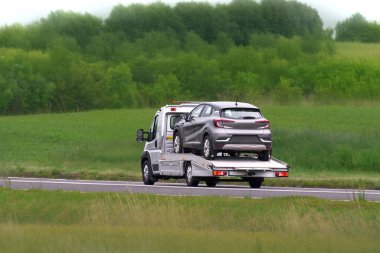 Otoyol arızası sırasında otomotiv çekme servisi