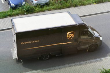 UPS Birleşik Paket Servis teslim minibüsü trafikten geçiyor. 29 08 2025 Polonya Avrupa
