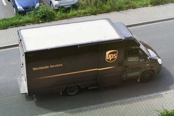 UPS Birleşik Paket Servis teslim minibüsü trafikten geçiyor. 29 08 2025 Polonya Avrupa