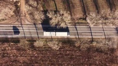 Nehir kıyısına yakın otoban manzarası