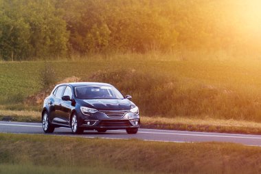 LED farlı küçük spor araba ön görünümü