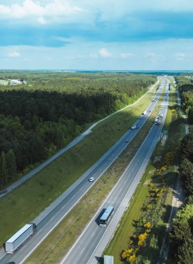 Yaz ormanlarında otoyolun havadan görünüşü