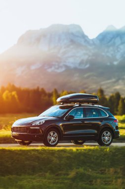 Aile Yolculukları için çatı rafı olan lüks siyah SUV