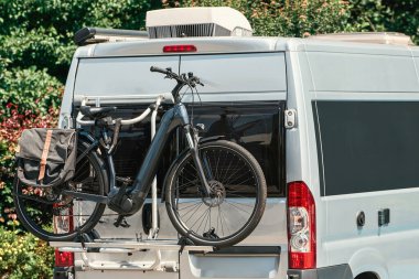 Otoparka bisikletli bir karavan.