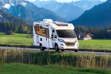 Karla kaplı tepeleri olan beyaz kampçı yolu.