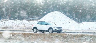 Beyaz SUV karla kaplı araziyi geçiyor