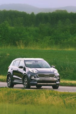 Kırsal yolda SUV seyahat özgürlüğü