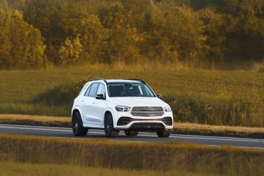 Kırsal alanda modern Avrupa SUV sürüşü