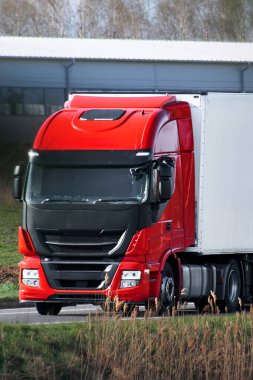 Kırsal alanda hareket eden lojistik aracı